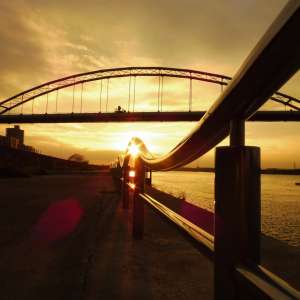 枚方水管橋の夕陽（撮影地：淀川河川公園）